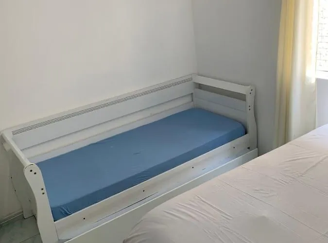 Apto confortável com 2 quartos a 300mt da praia. Guarujá